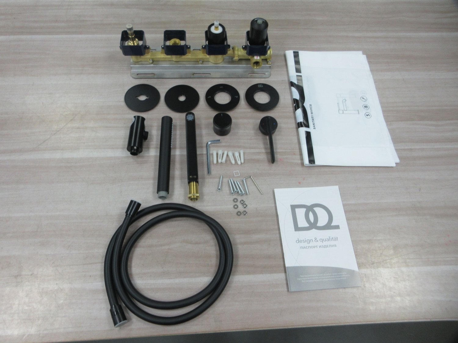 Смеситель для ванны настенный 4 отверстия DQ Bonn черный (DA1704805) - фото 4